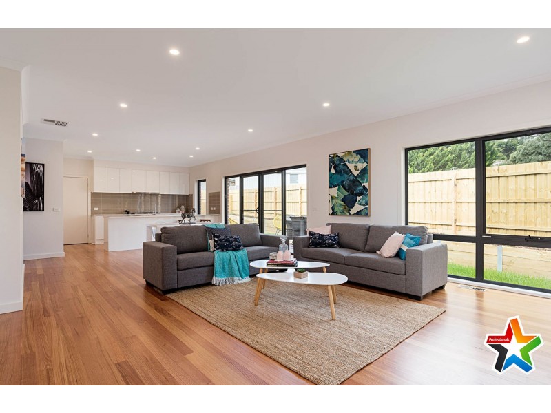 2 Starboard Close, Mooroolbark VIC 3138