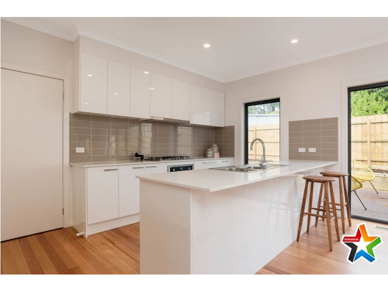 2 Starboard Close, Mooroolbark VIC 3138