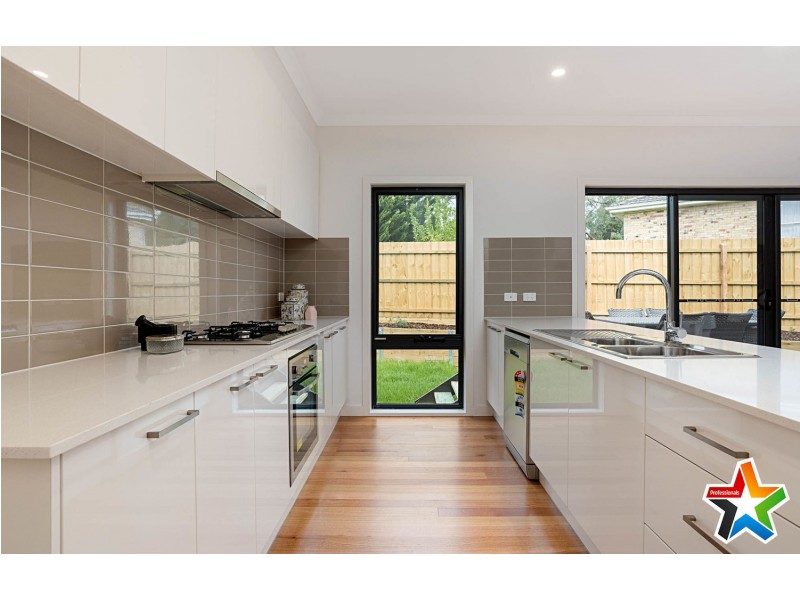 2 Starboard Close, Mooroolbark VIC 3138