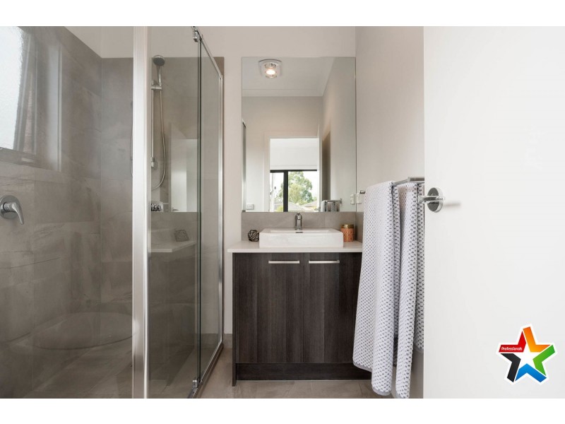 2 Starboard Close, Mooroolbark VIC 3138