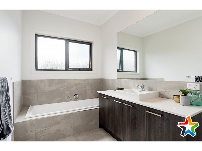 2 Starboard Close, Mooroolbark VIC 3138