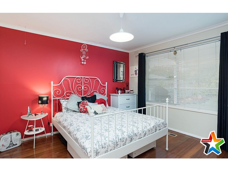 8 Blackburn Road, Mooroolbark VIC 3138