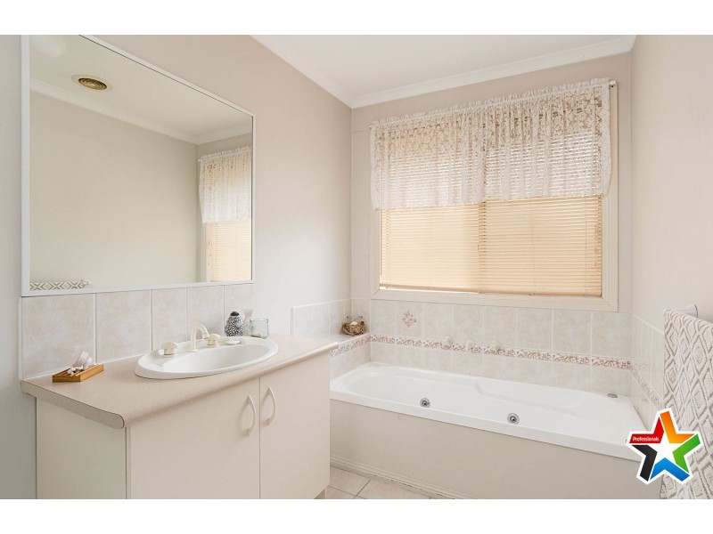 2/662-668 Mount Dandeong Road, Kilsyth VIC 3137