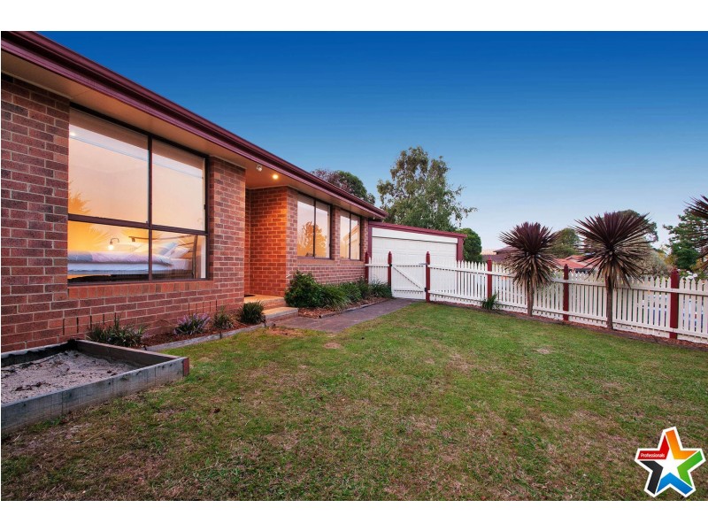 11 Landscape Drive, Mooroolbark VIC 3138