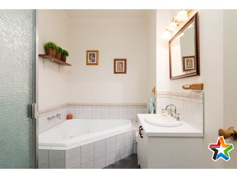 5 Dunrossil Drive, Kilsyth VIC 3137