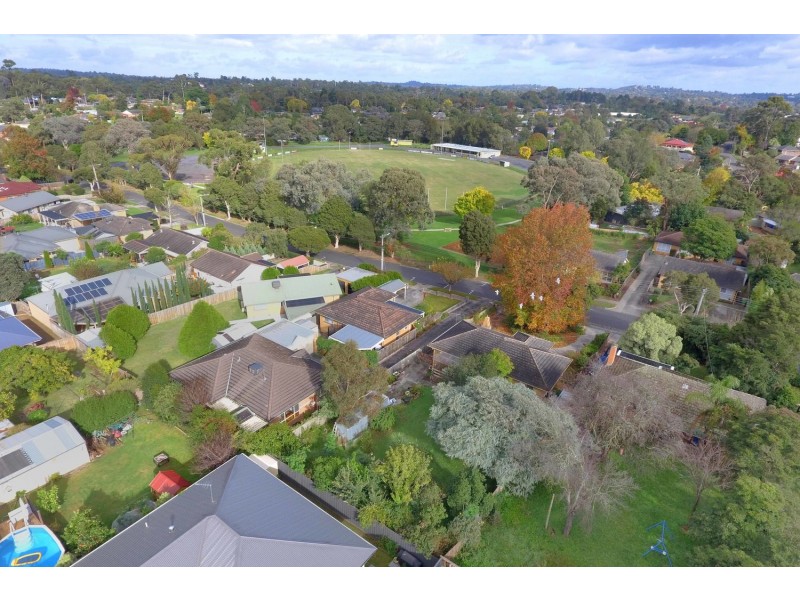 30 Longfellow Avenue, Mooroolbark VIC 3138
