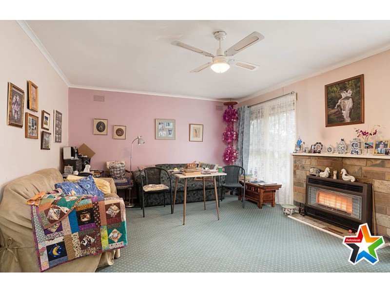 30 Longfellow Avenue, Mooroolbark VIC 3138