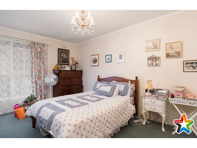 30 Longfellow Avenue, Mooroolbark VIC 3138