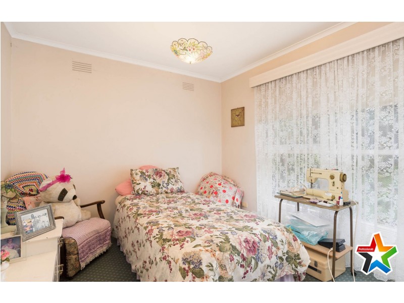 30 Longfellow Avenue, Mooroolbark VIC 3138