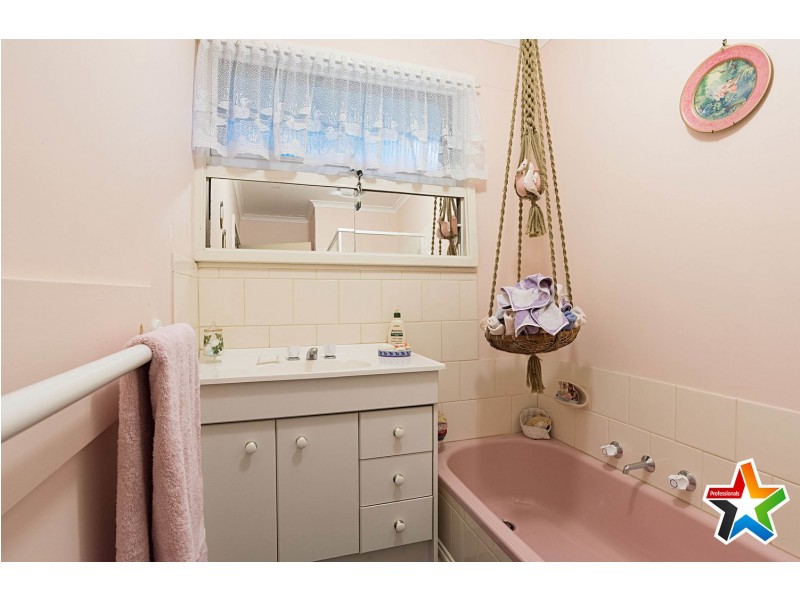 30 Longfellow Avenue, Mooroolbark VIC 3138