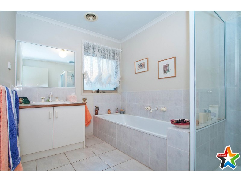 3/8 Dunlop Avenue, Bayswater North VIC 3153