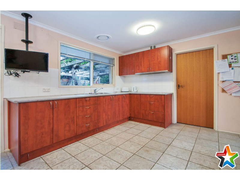 9 Devon Walk, Mooroolbark VIC 3138