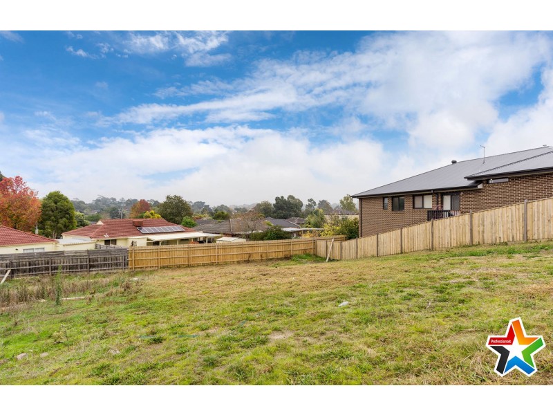 13 Tiverton Circuit, Mooroolbark VIC 3138