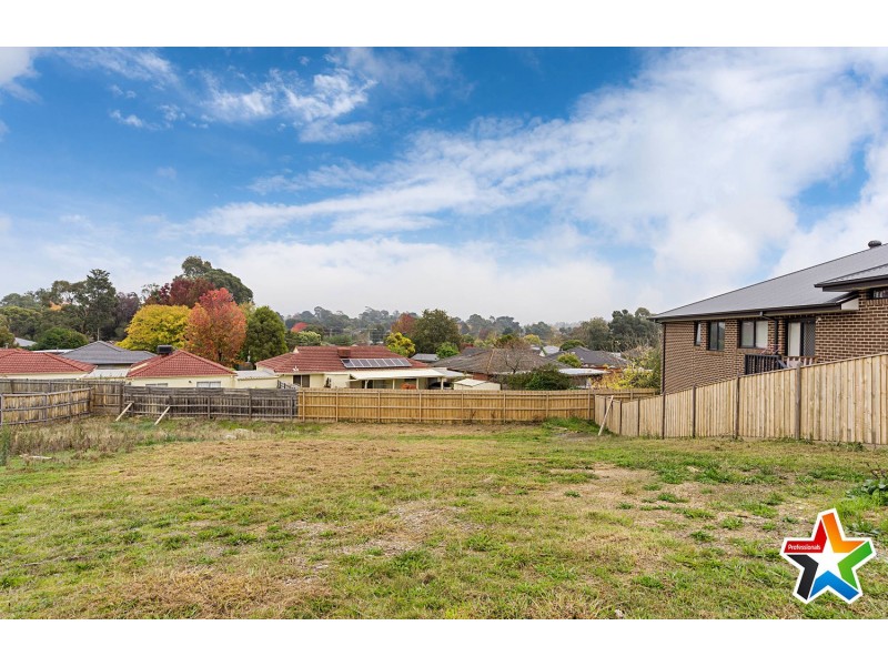 13 Tiverton Circuit, Mooroolbark VIC 3138
