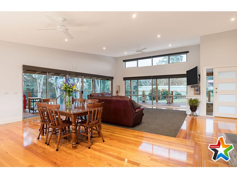 20 Edward Road, Wandin North VIC 3139
