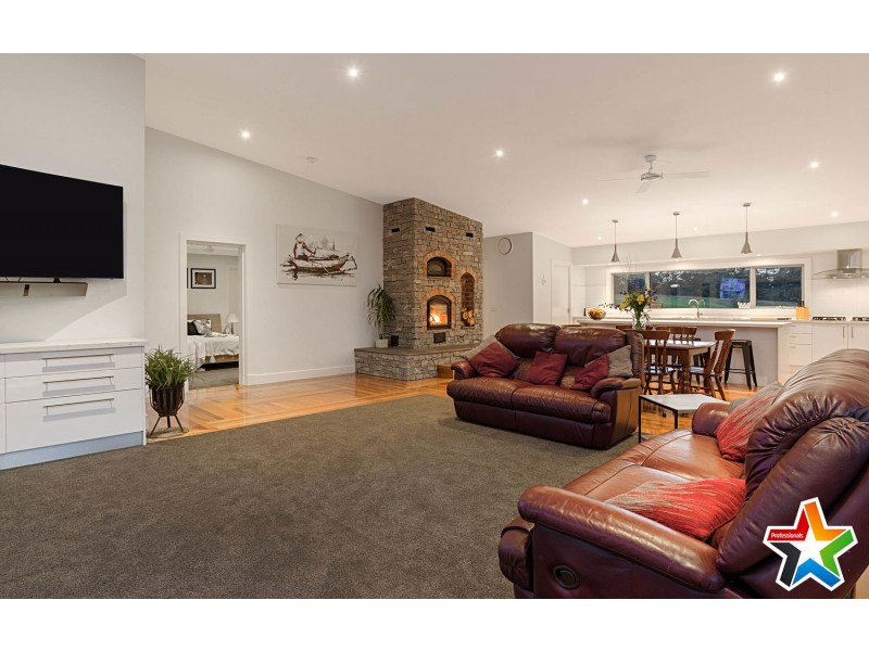 20 Edward Road, Wandin North VIC 3139