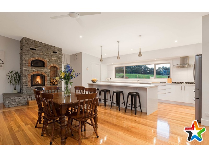 20 Edward Road, Wandin North VIC 3139