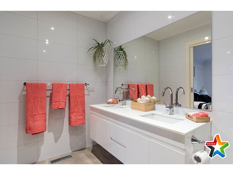 20 Edward Road, Wandin North VIC 3139