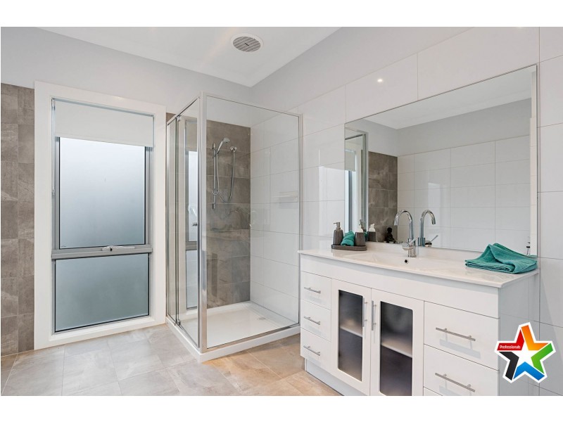 20 Edward Road, Wandin North VIC 3139