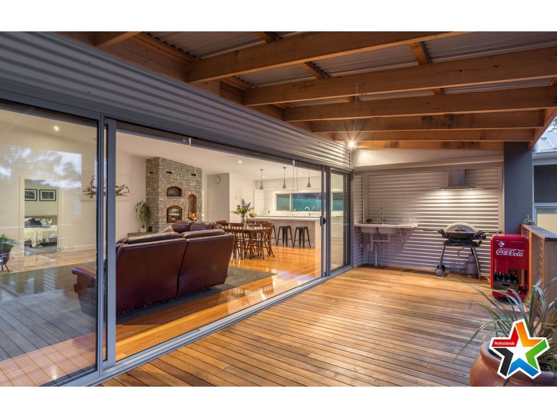20 Edward Road, Wandin North VIC 3139