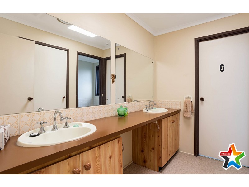 11 Paramount Avenue, Kilsyth VIC 3137