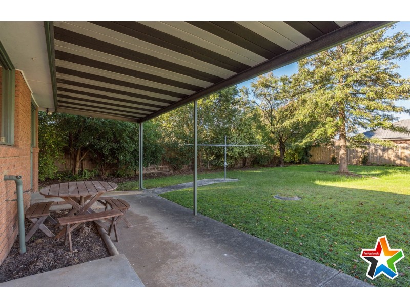 11 Paramount Avenue, Kilsyth VIC 3137