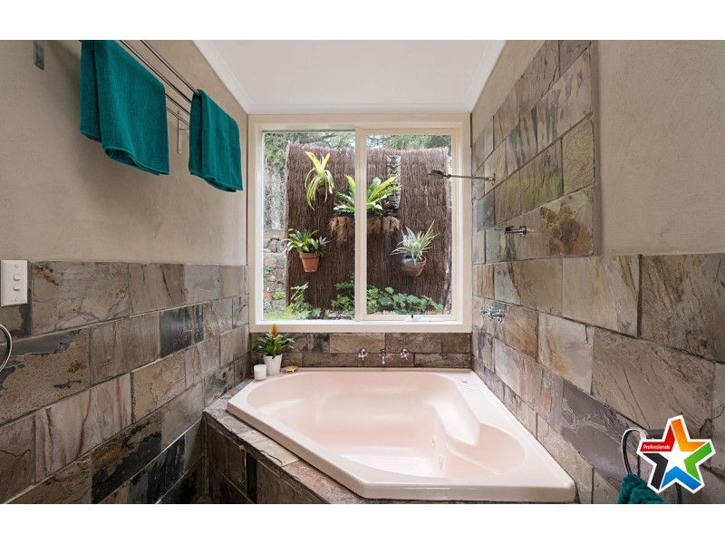 6 Summerhill Road, Montrose VIC 3765