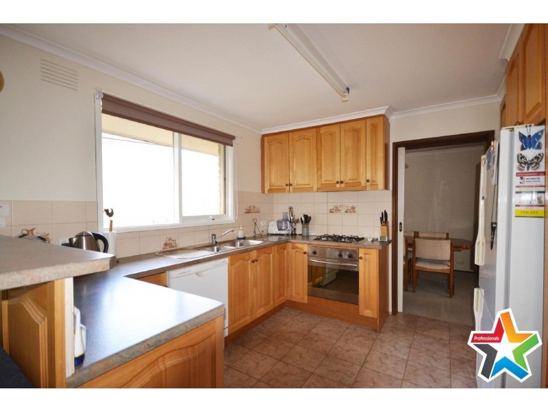 6 Nambour Drive, Mooroolbark VIC 3138