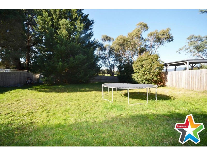 6 Nambour Drive, Mooroolbark VIC 3138