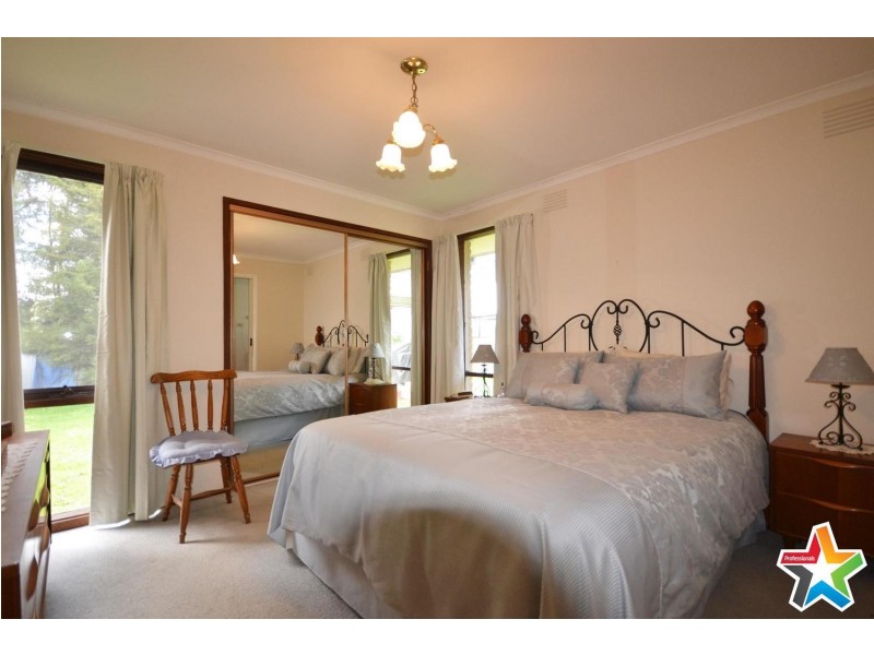 6 Nambour Drive, Mooroolbark VIC 3138