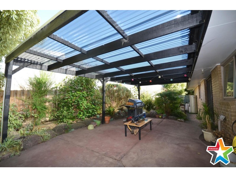 6 Nambour Drive, Mooroolbark VIC 3138