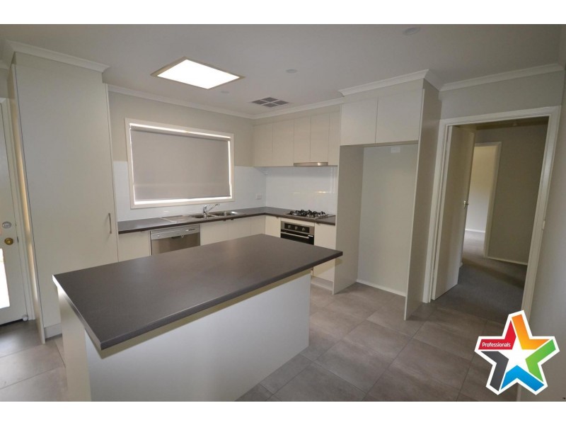 13 Pembroke Road, Mooroolbark VIC 3138