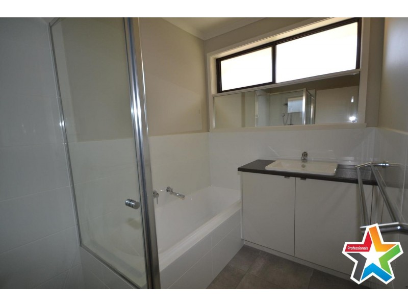 13 Pembroke Road, Mooroolbark VIC 3138