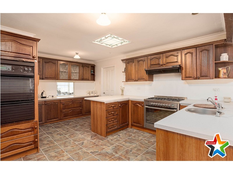 13 Geoffrey Drive, Kilsyth VIC 3137