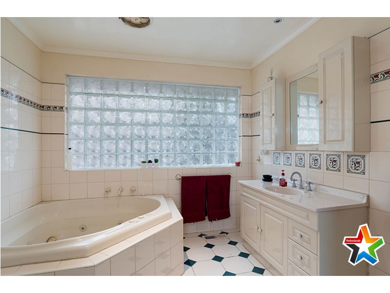 13 Geoffrey Drive, Kilsyth VIC 3137