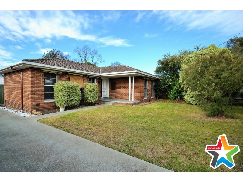 8 Pembroke Road, Mooroolbark VIC 3138