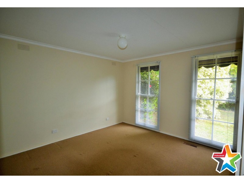 8 Pembroke Road, Mooroolbark VIC 3138