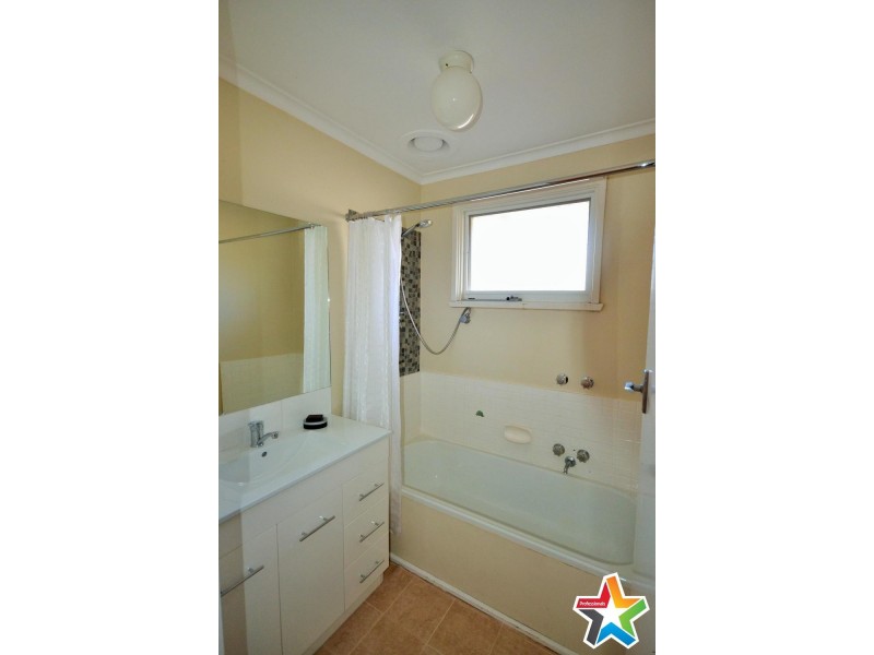 8 Pembroke Road, Mooroolbark VIC 3138