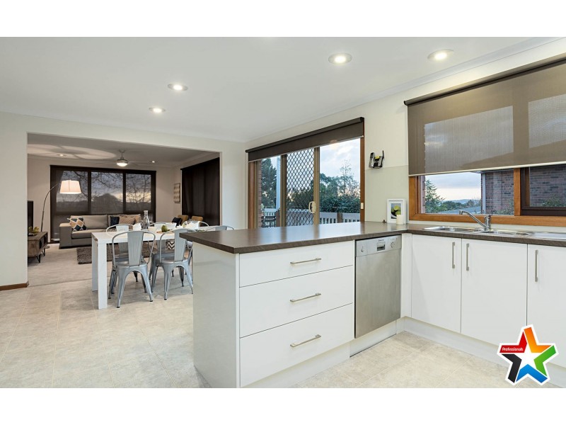 44 Kirkford Drive, Mooroolbark VIC 3138