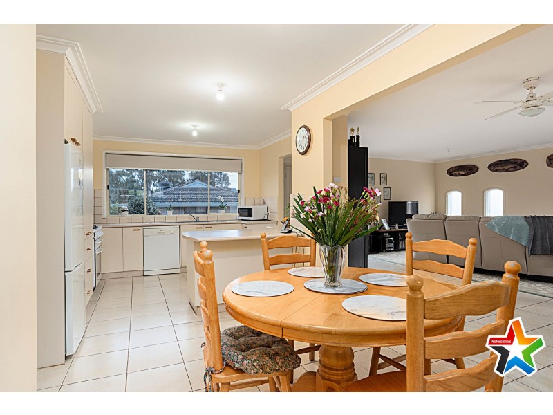 28 Songbird Avenue, Chirnside Park VIC 3116
