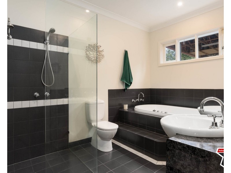 2 Rangeview Court, Croydon VIC 3136