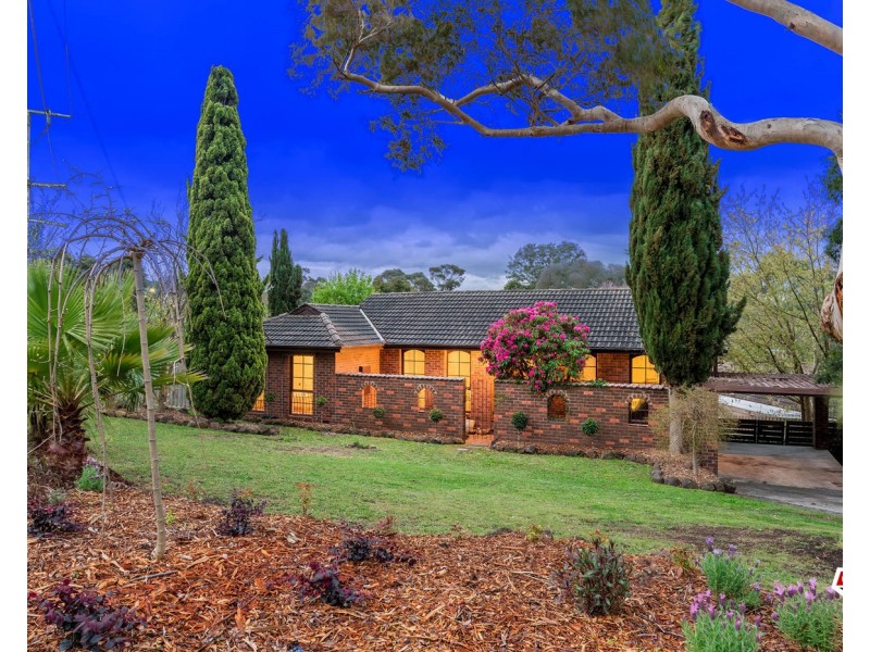 11 Bimbadeen Drive, Mooroolbark VIC 3138