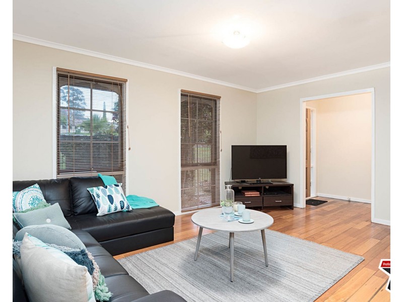 11 Bimbadeen Drive, Mooroolbark VIC 3138