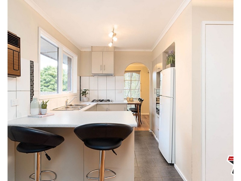 11 Bimbadeen Drive, Mooroolbark VIC 3138