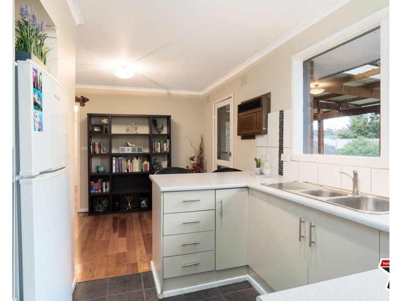 11 Bimbadeen Drive, Mooroolbark VIC 3138