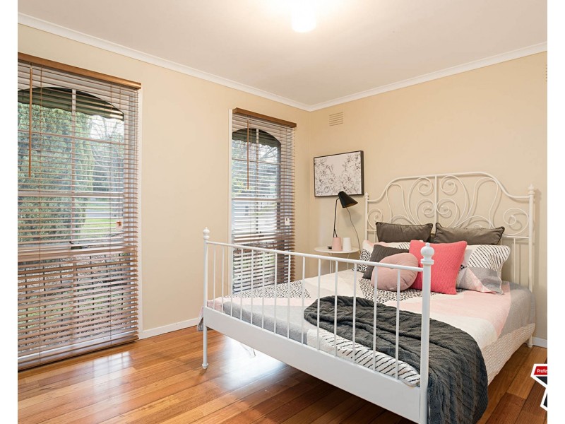 11 Bimbadeen Drive, Mooroolbark VIC 3138
