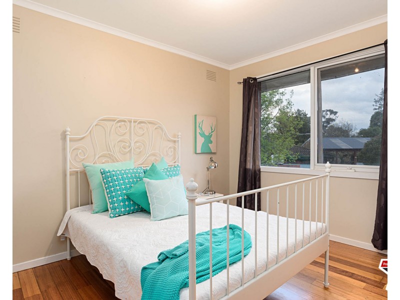 11 Bimbadeen Drive, Mooroolbark VIC 3138