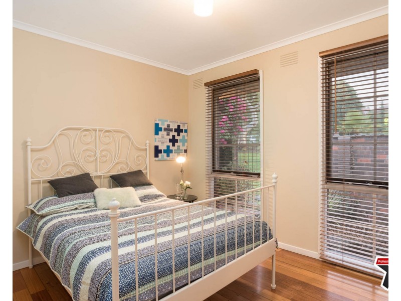 11 Bimbadeen Drive, Mooroolbark VIC 3138