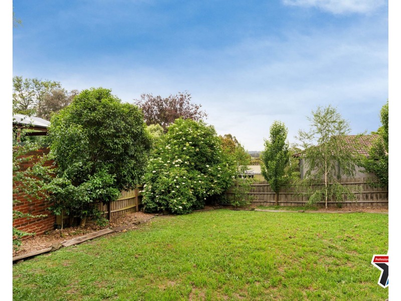 11 Bimbadeen Drive, Mooroolbark VIC 3138