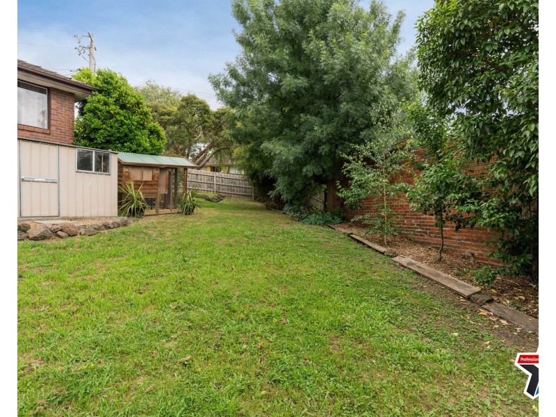 11 Bimbadeen Drive, Mooroolbark VIC 3138